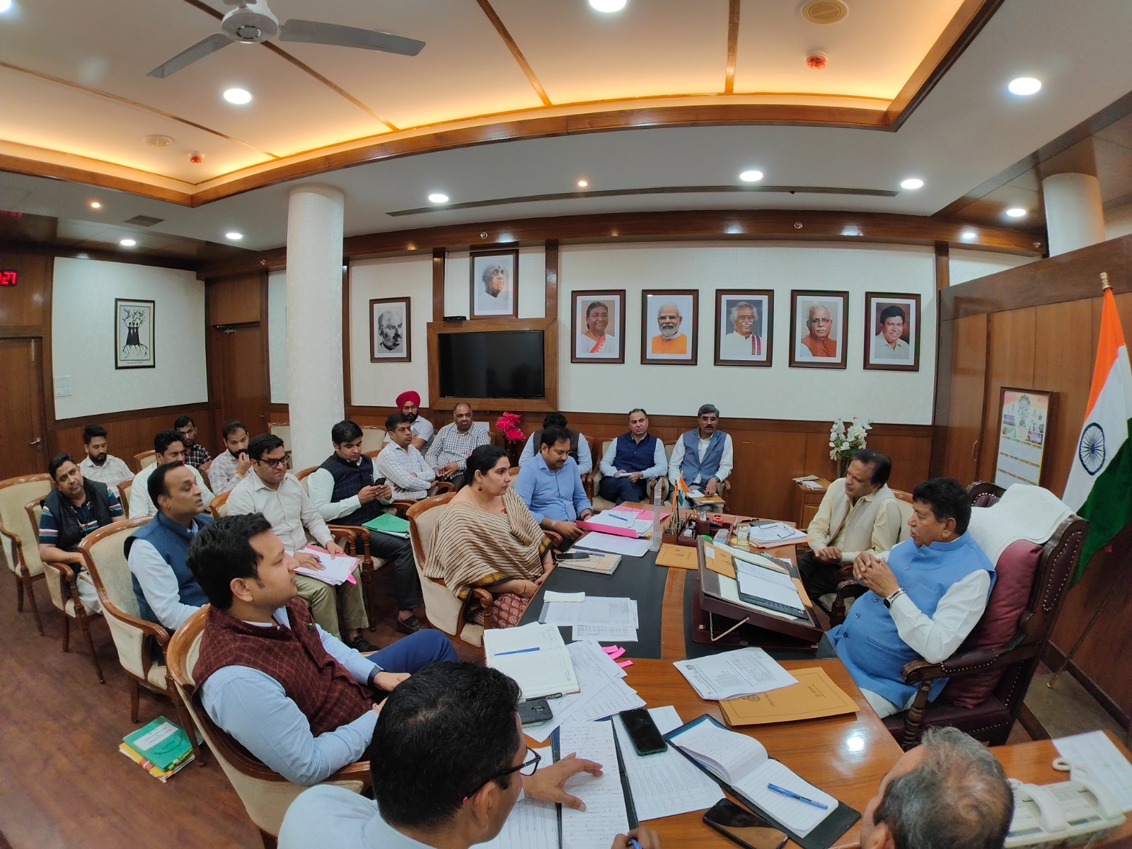 नगर निगम के विकास कार्यों की समीक्षा