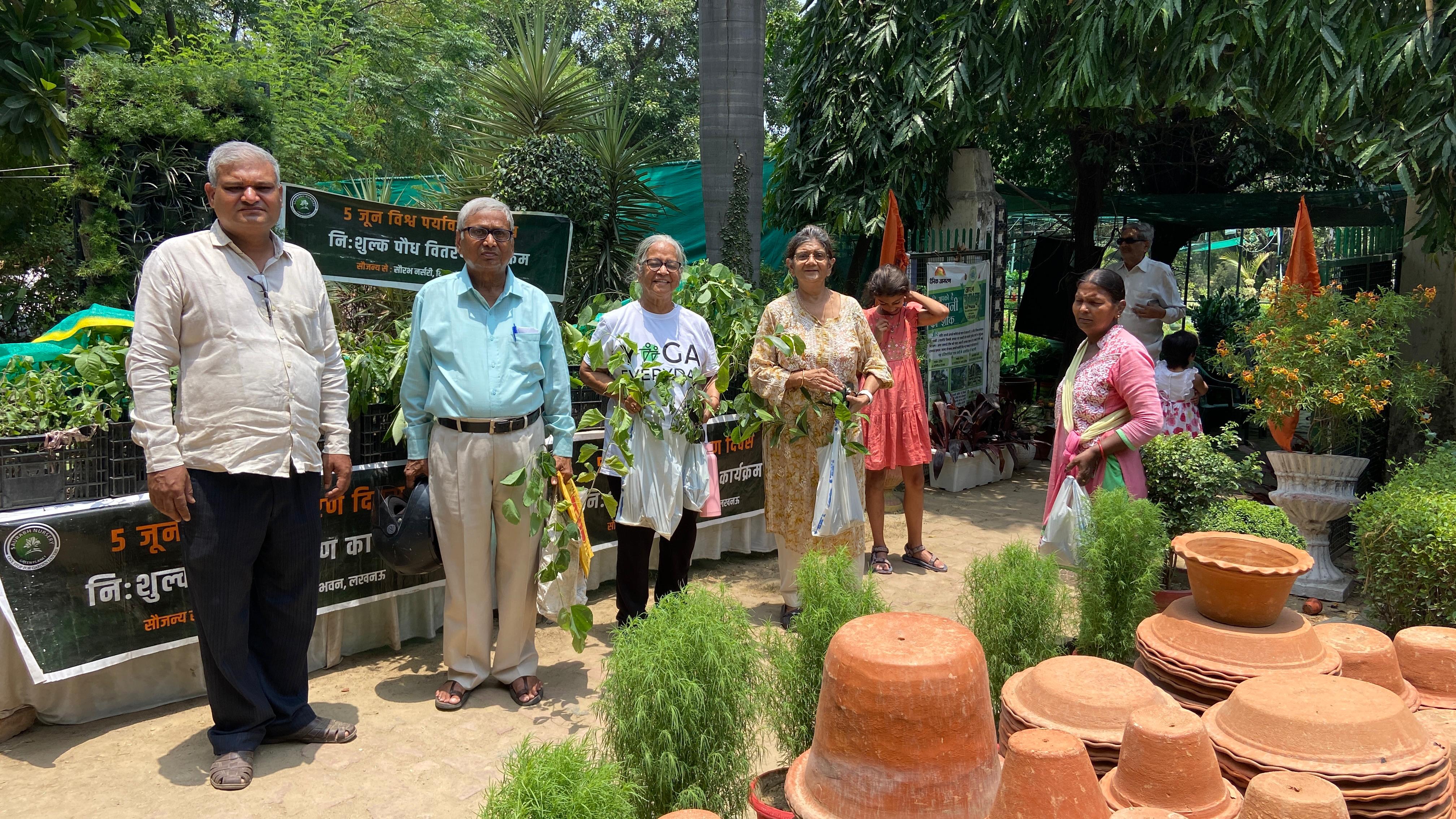 सौरभ नर्सरी द्वारा निःशुल्क पौध वितरण 