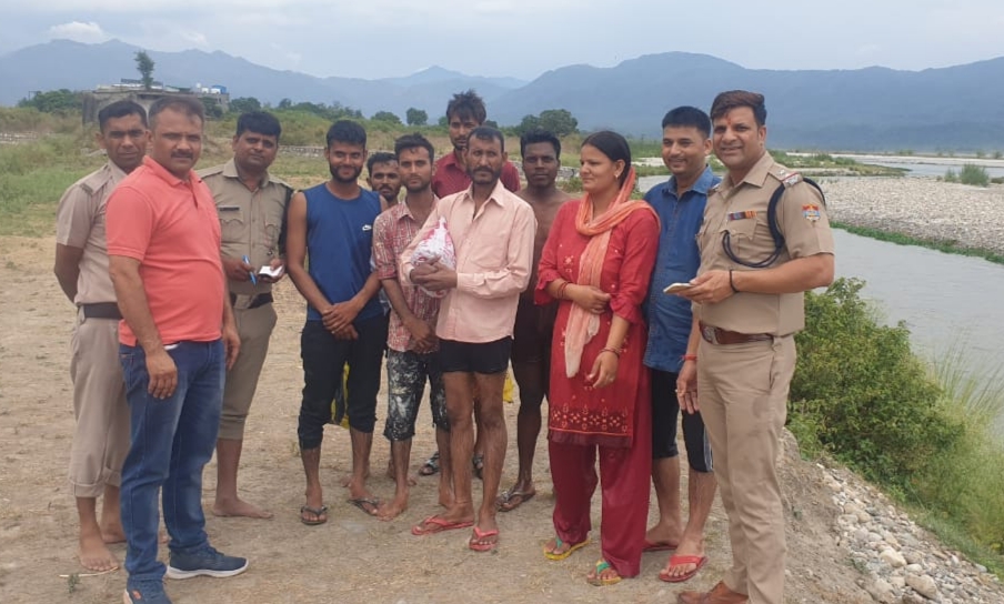 आठ व्यक्तियों को सकुशल बाहर निकाला 