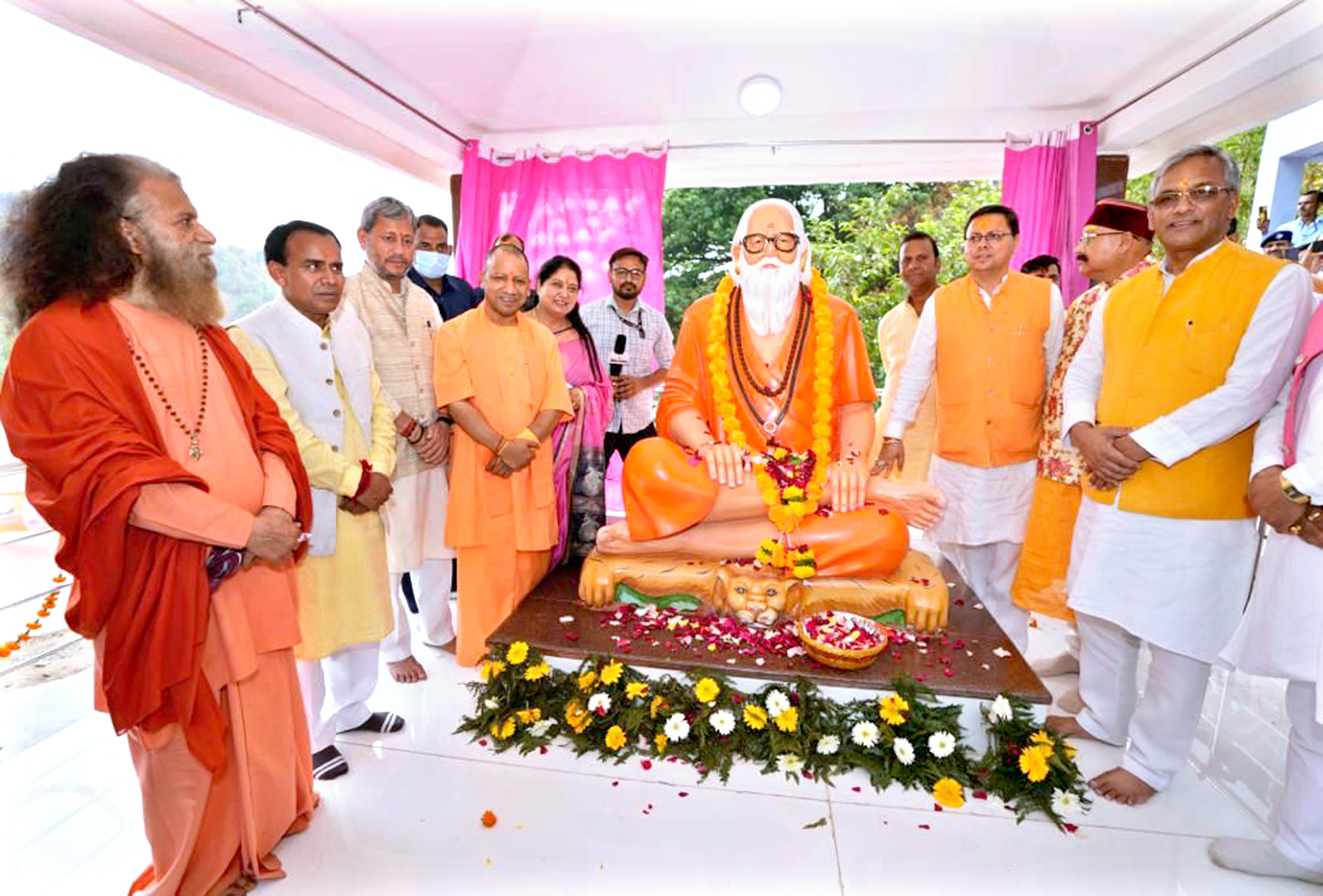 महंत अवैद्यनाथ की प्रतिमा का अनावरण 