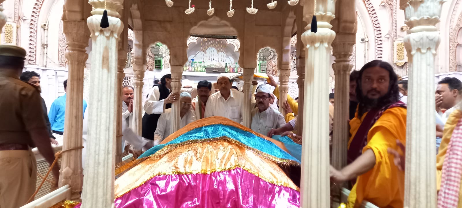 प्रियंका गांधी की ओर से श्रद्धापूर्वक ‘‘चादर पोशी’’