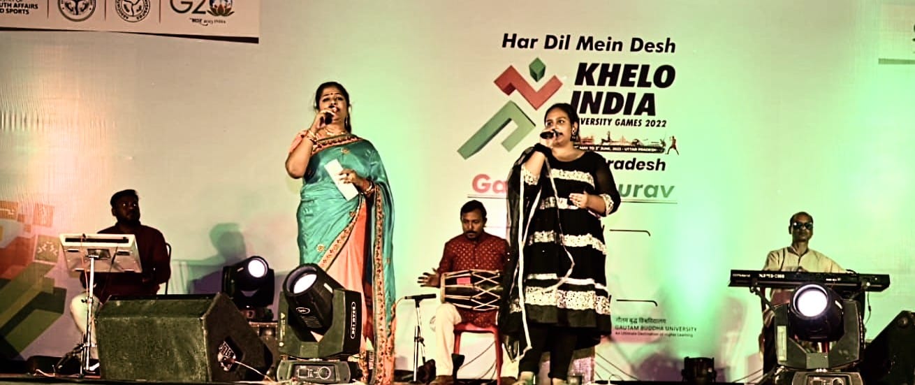 सांस्कृतिक कार्यक्रम में अंतरराष्ट्रीय गायिका डॉ जया श्रीवास्तव ने शानदार प्रदर्शन से  दर्शकों को मंत्रमुग्ध कर दिया 