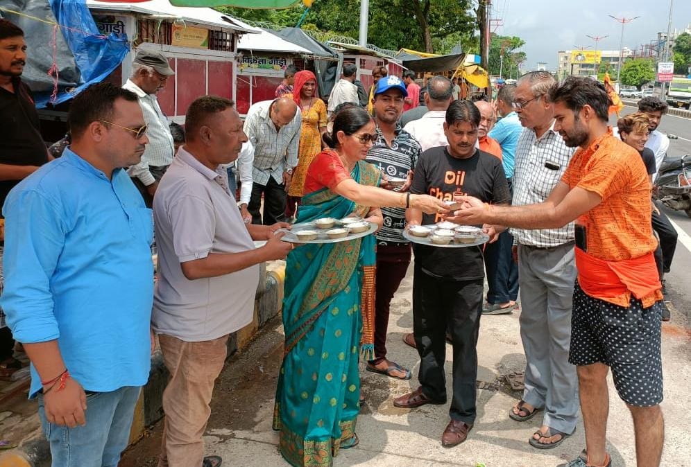 महापौर अनिता ममगाई ने शिवभक्तों को बांटा खीर का प्रसाद एवं भोजन
