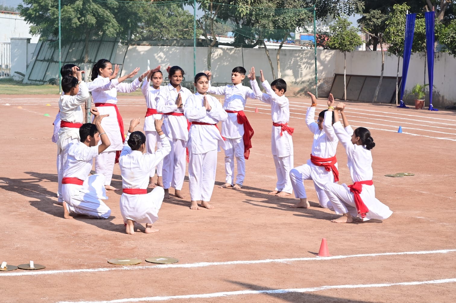वार्षिक खेल स्पर्धा में बच्चे अपनी प्रस्तुति देते हुए